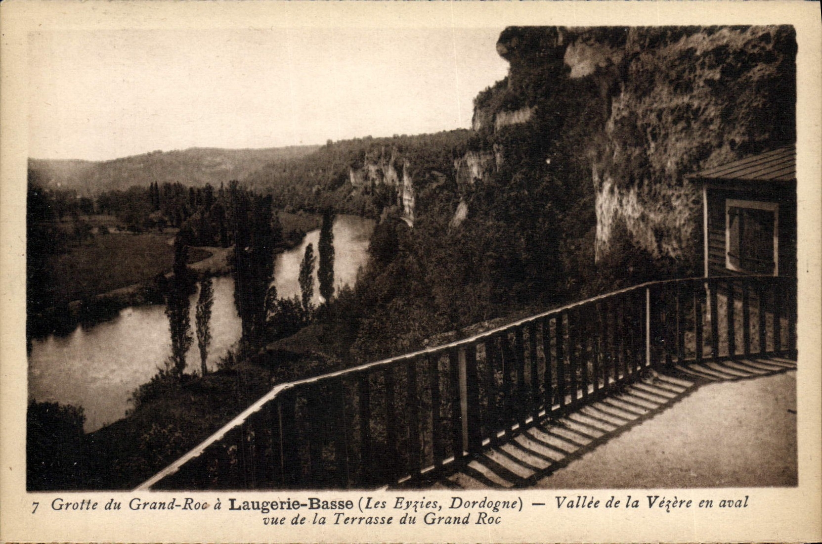 CPA Grotte du Grand Roc a Laugerie Basse Vallee de la Vezere en aval vue de la terrasse du Grand Roc 