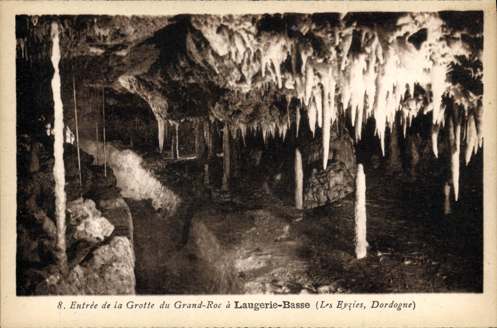 CPA Entree de la grotte du Grand Roc a Laugerie Basse 