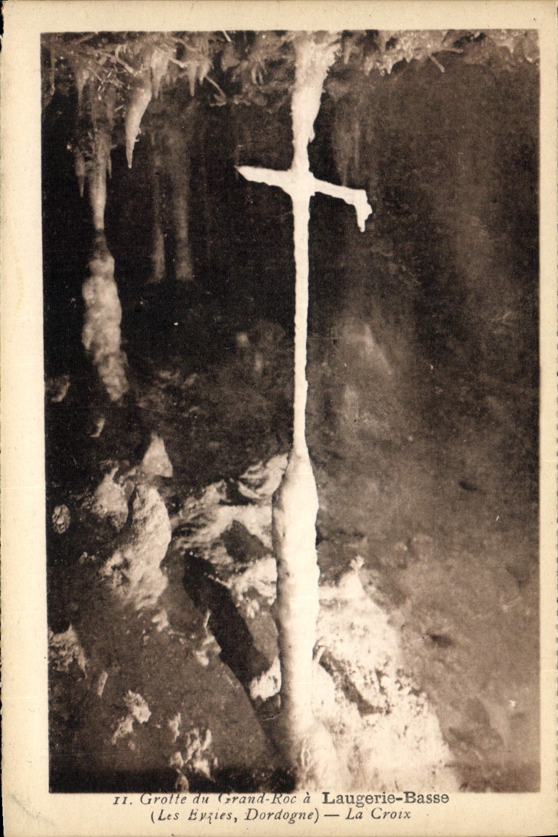CPA Grotte du Grand Roc a Laugerie Basse La croix