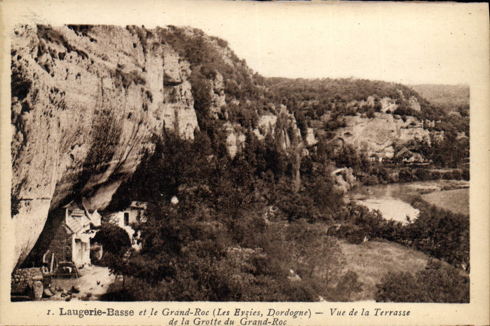 CPA Laugerie Basse Et Le Grand Roc Et La Grotte Du Grand Roc