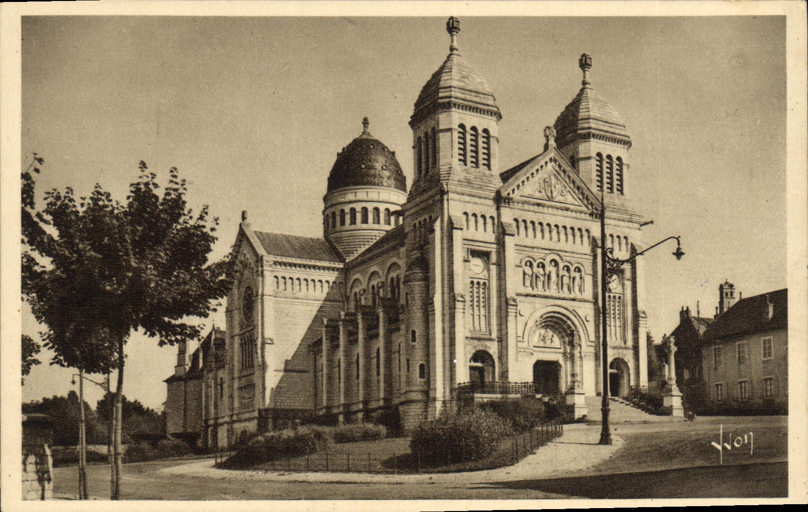 VINTAGE POSTCARD Besancon Basilica St Ferjeux