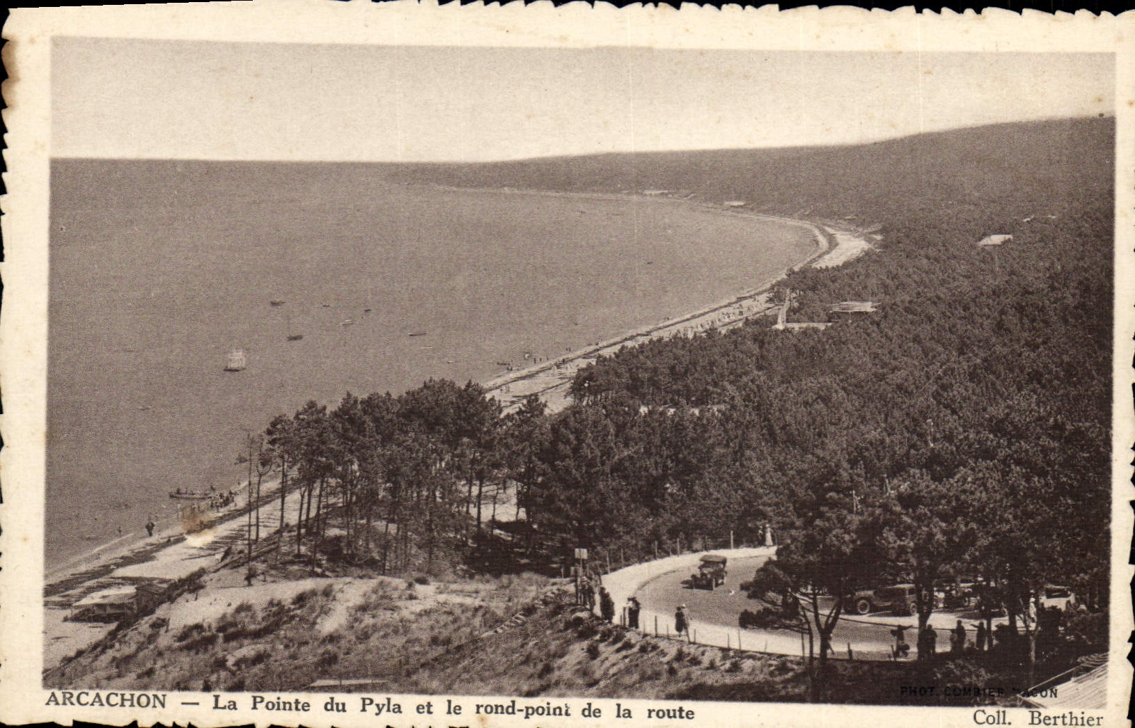 CPA Arcachon La Pointe Du Pyla Et Le Rond Point De La Route