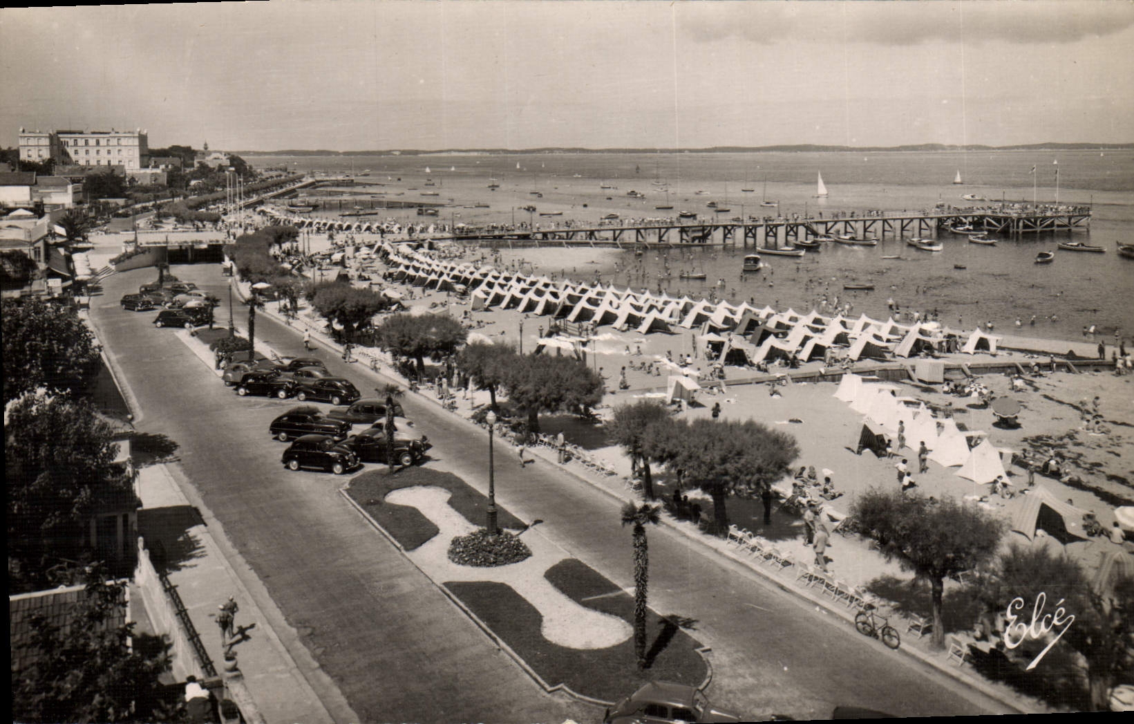 CPM Arcachon Gironde Vue D'Ensemble De La Plage Et De La Jetee Thiers