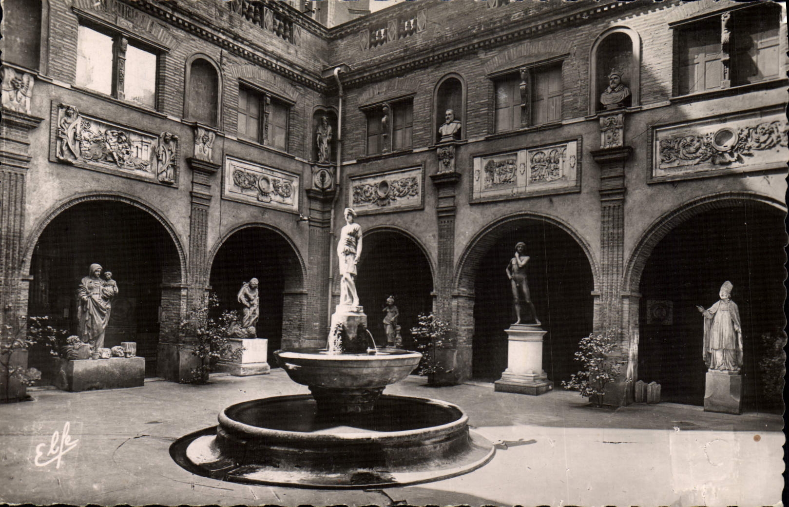 CPM Toulouse Musee Petit Cloitre Cour Renaissance