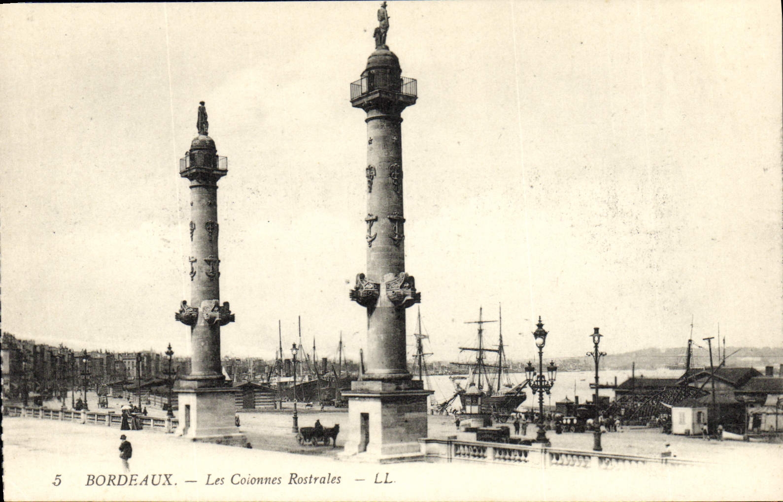CPA Bordeaux Les Colonnes Rostrales Bateaux