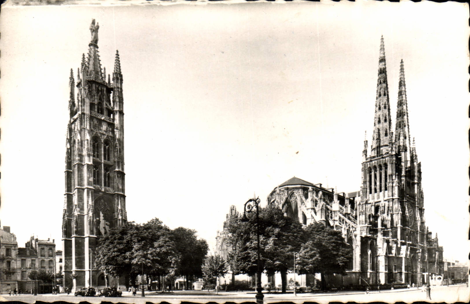 CPM Bordeaux La Cathedrale Et La Tour Pey Berland