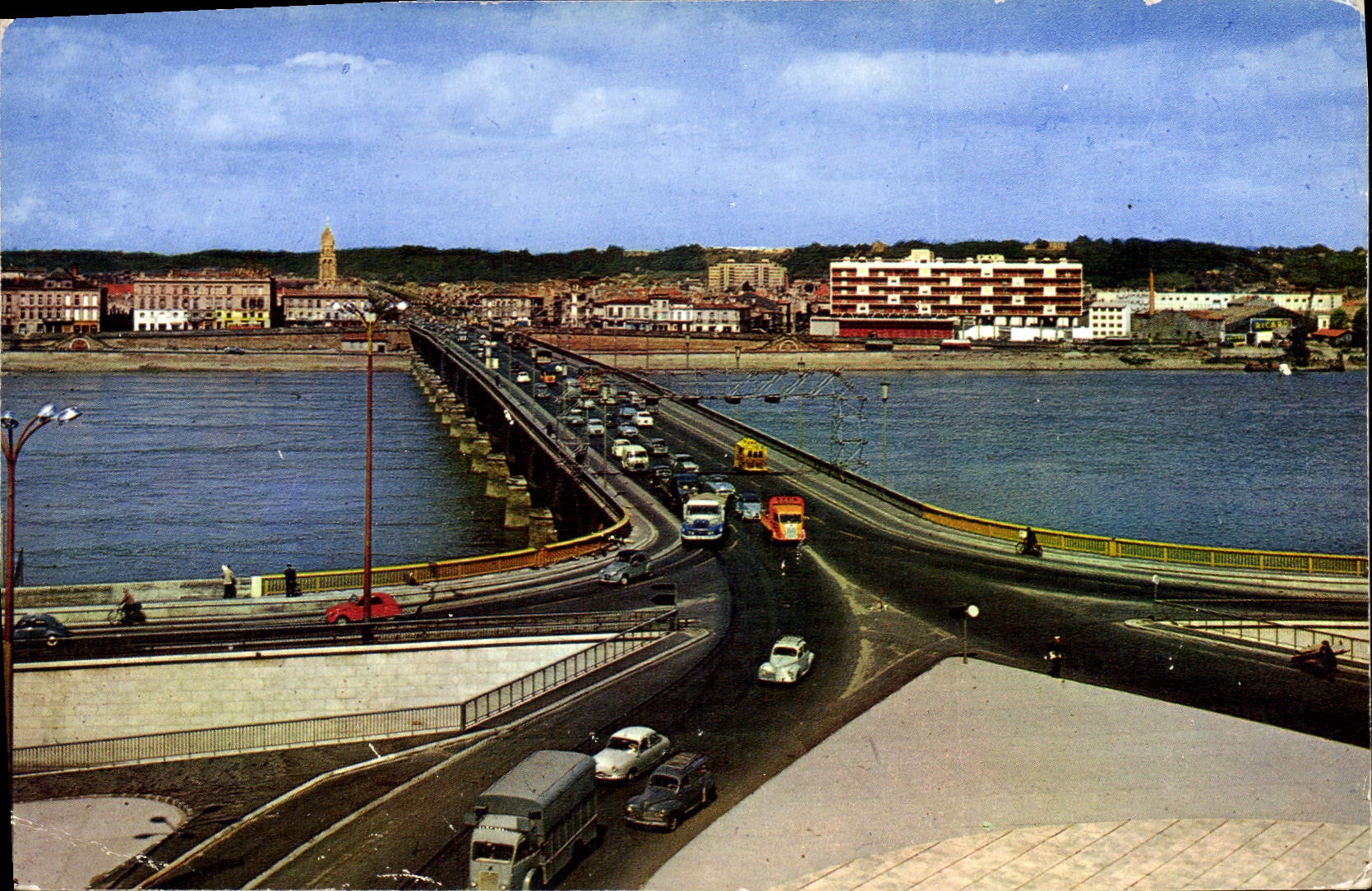 CPM Bordeaux Le Pont Sur la Garonne Facade des quais des Queyries et Deschamps
