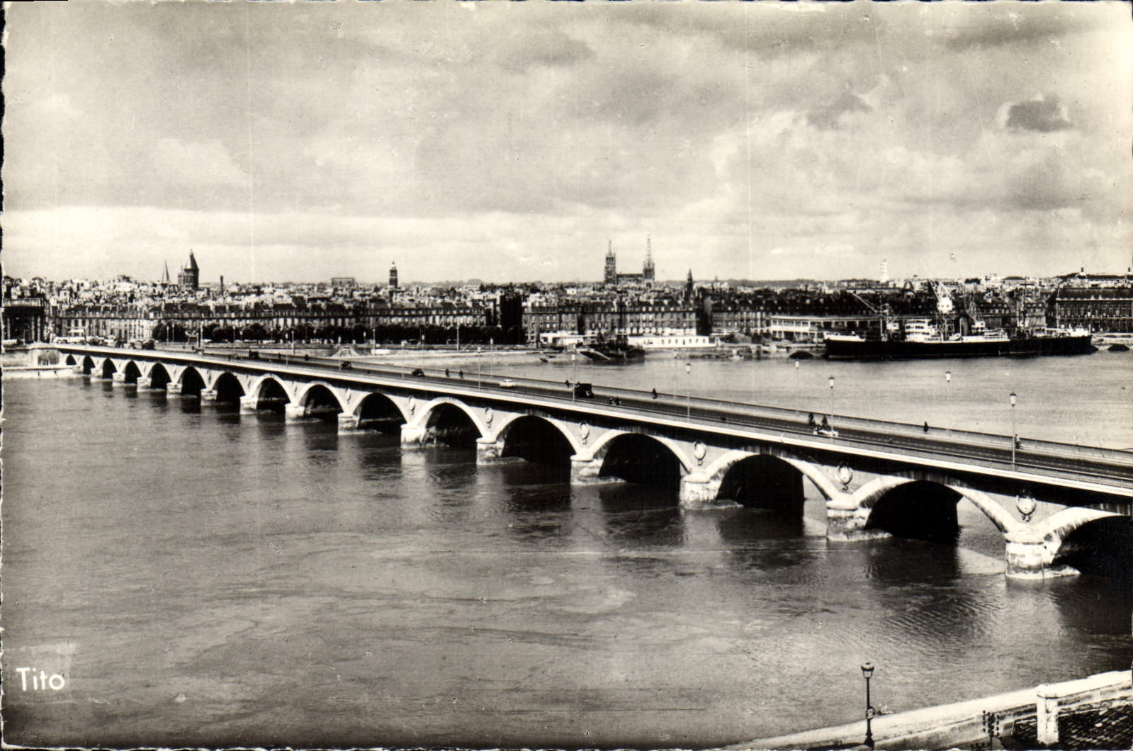 POSTAL MODERNA Burdeos el ataque frontal del puente del Richelieu Quay