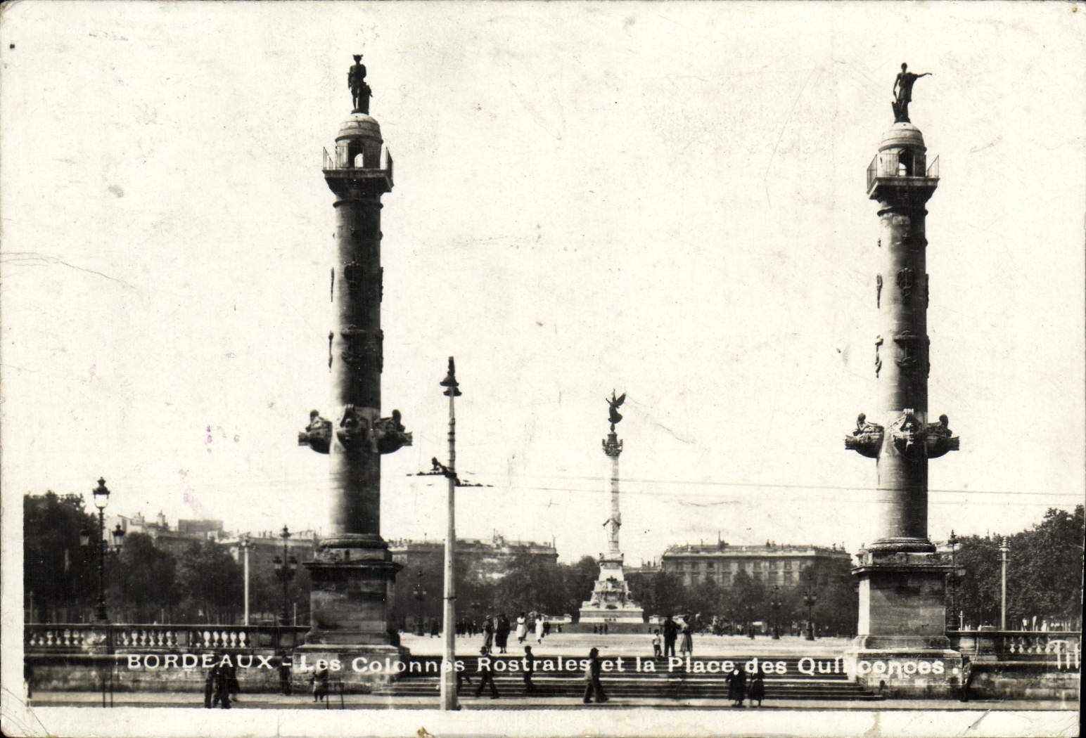 Burdeos de la POSTAL de la VENDIMIA las columnas de Rostrales y el lugar de Quiconces