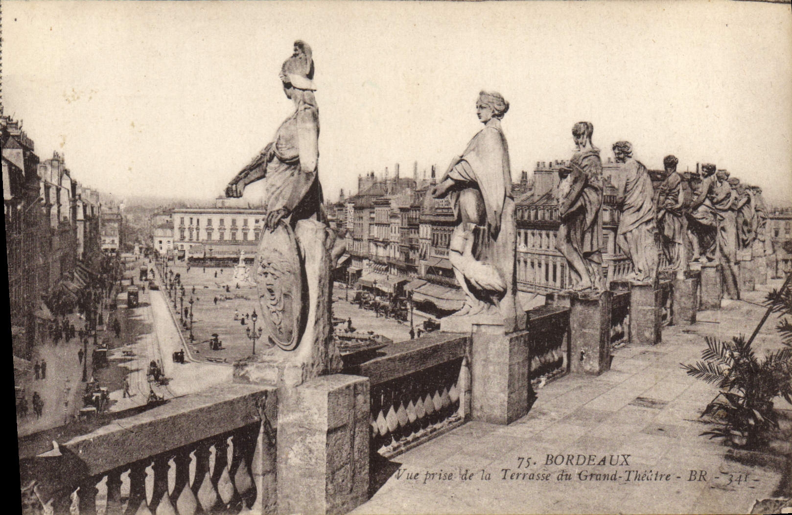 Burdeos de la POSTAL de la VENDIMIA vista de la terraza del teatro grande