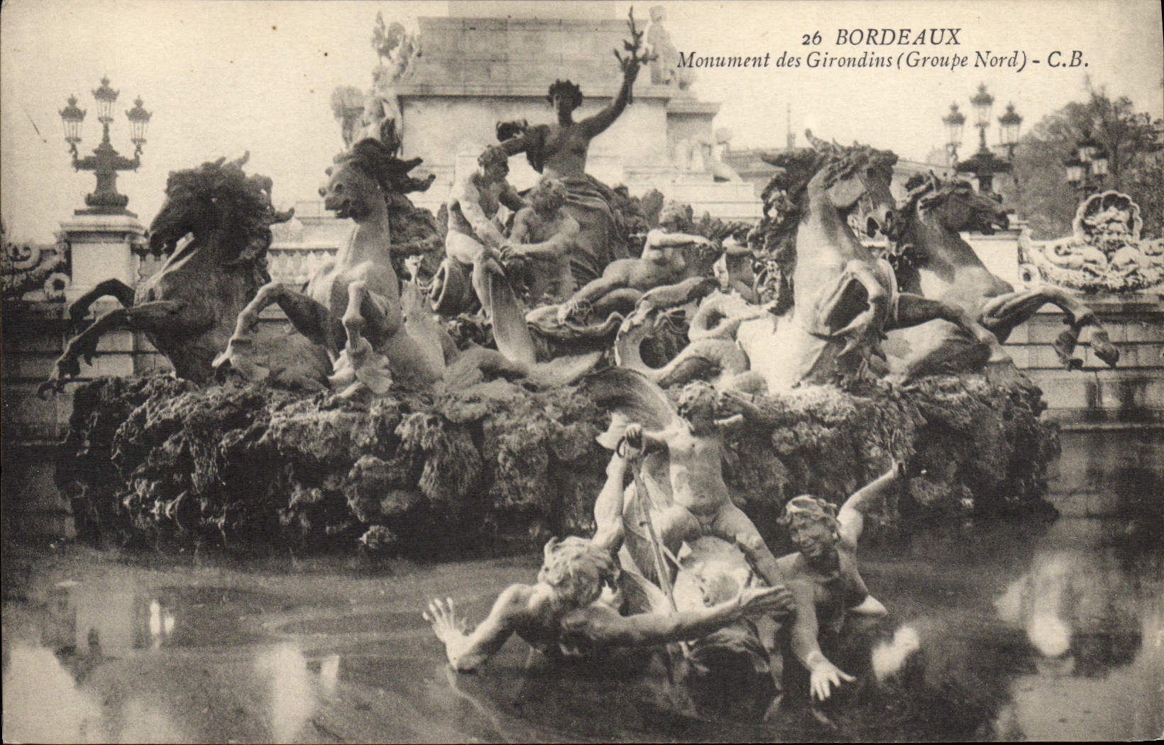 CPA Bordeaux Monument Des Girondins Groupe Nord