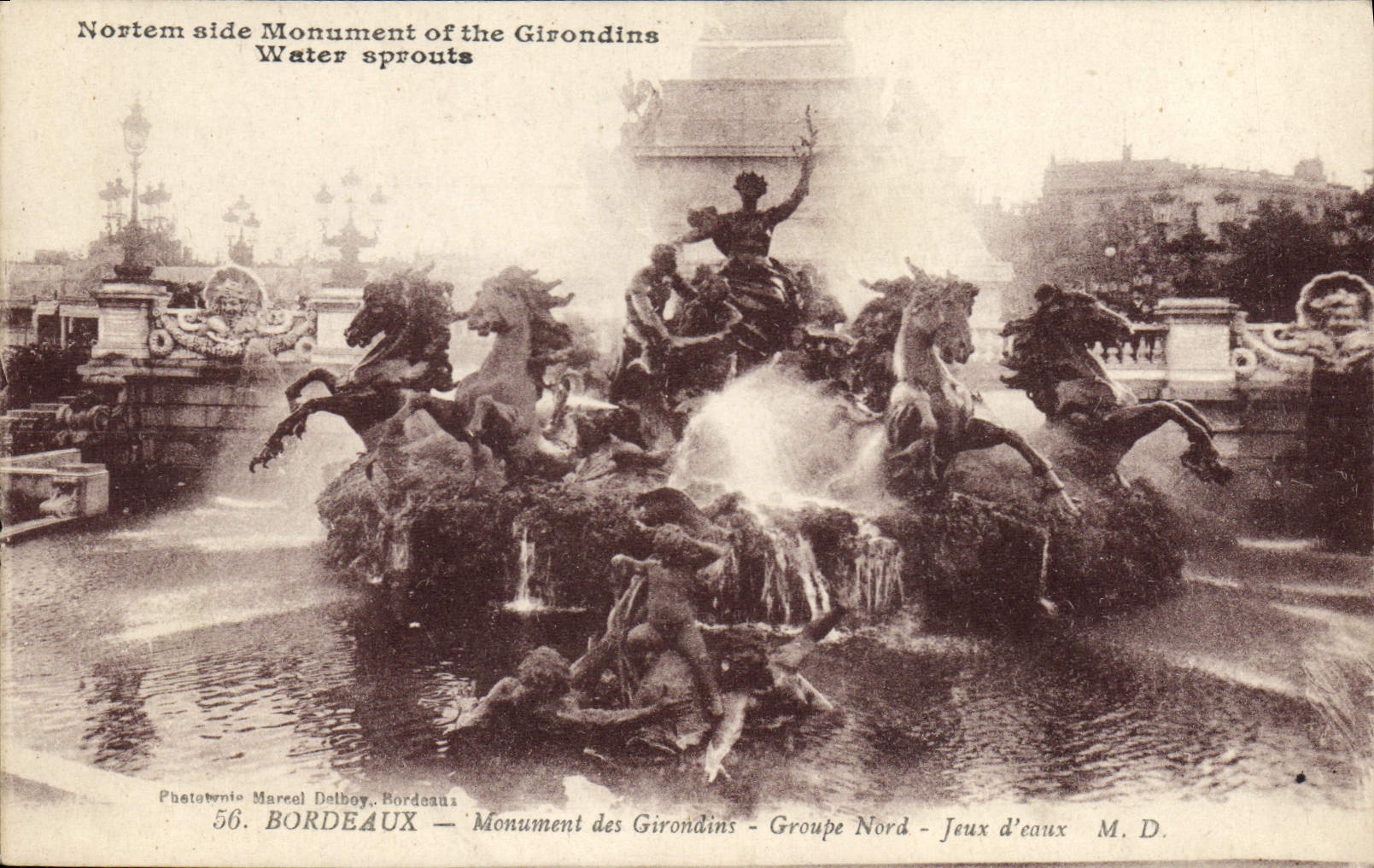 El monumento de Burdeos de la POSTAL de la VENDIMIA de Gironda agrupa las aguas norteñas del baile