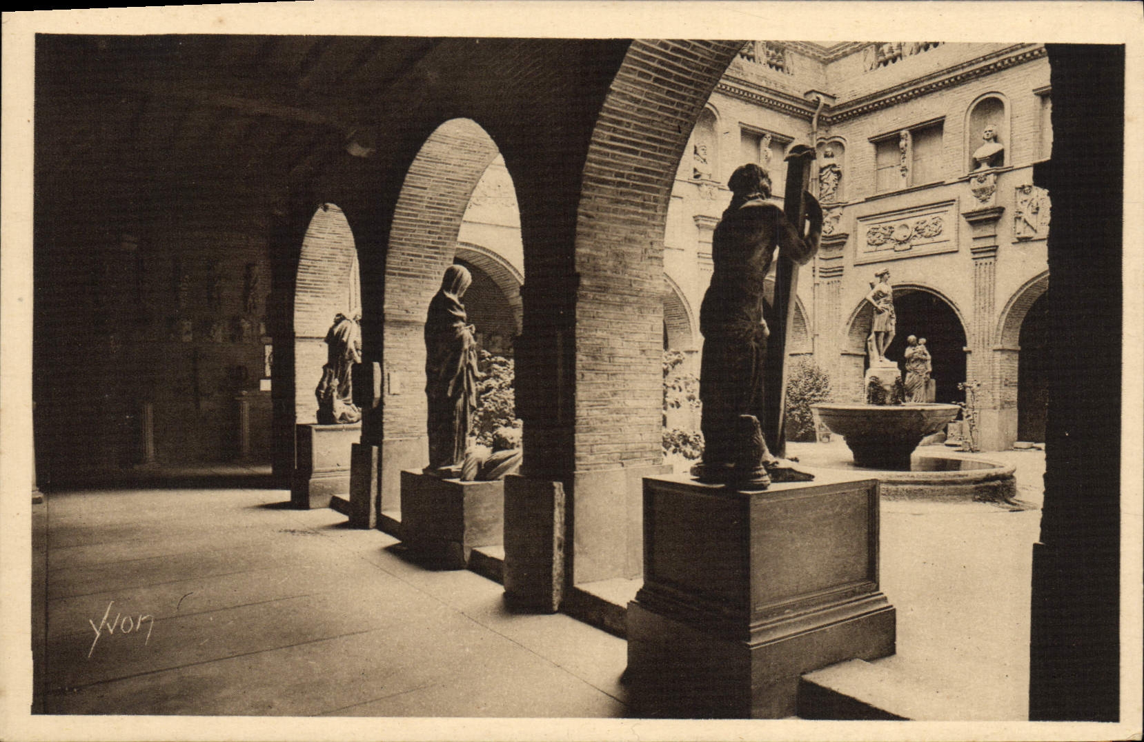 VINTAGE POSTCARD Toulouse the Small Cloister Of the Museum