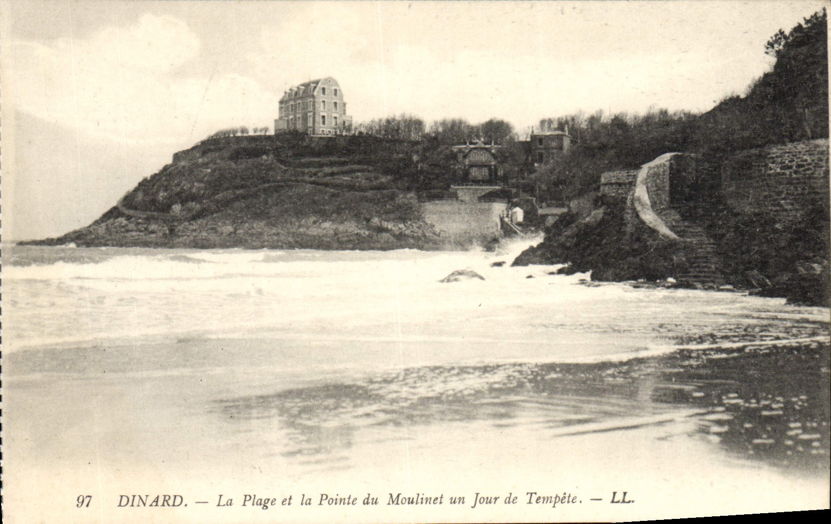 CPA Dinard La Plage et la Pointe du Moulinet un Jour de tempete