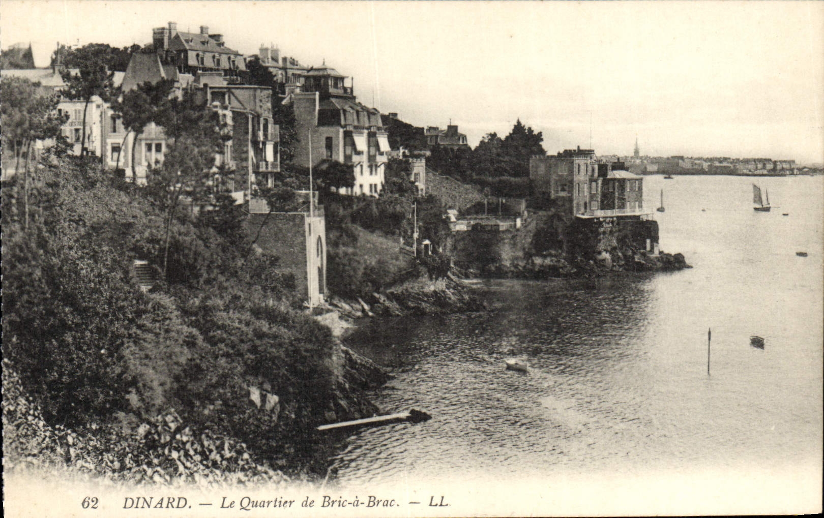 CPA Dinard Le Quartier de Bric a Brac