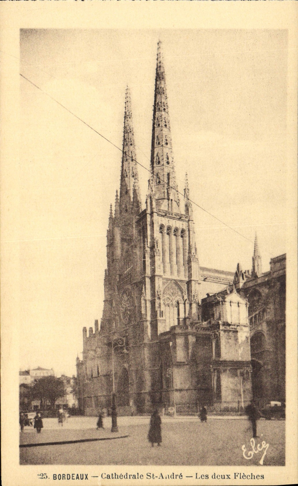 CPA Bordeaux Cathedrale St Andre Les Deux fleches
