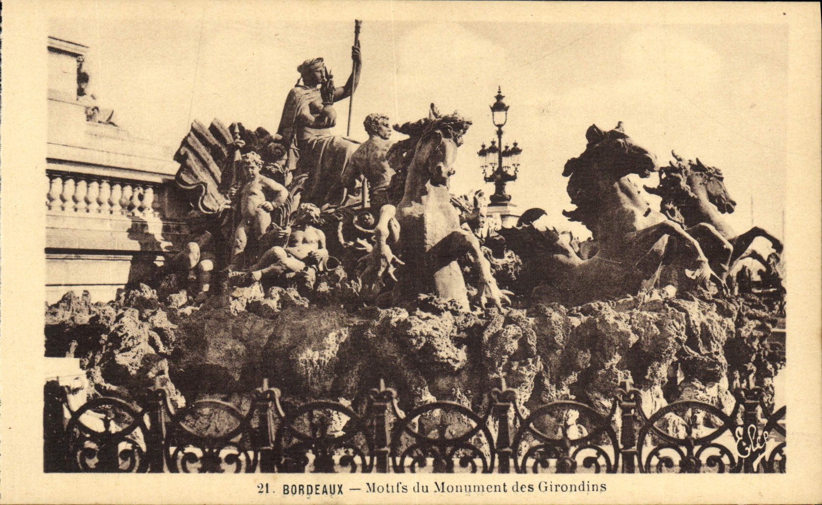 CPA Bordeaux Motifs du monument des Girondins