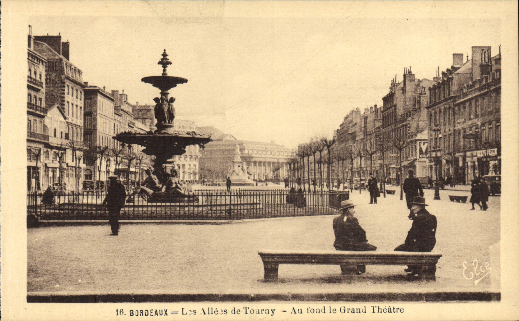 CPA Bordeaux Les Allees de Tourny Au Fond le Grand Theatre