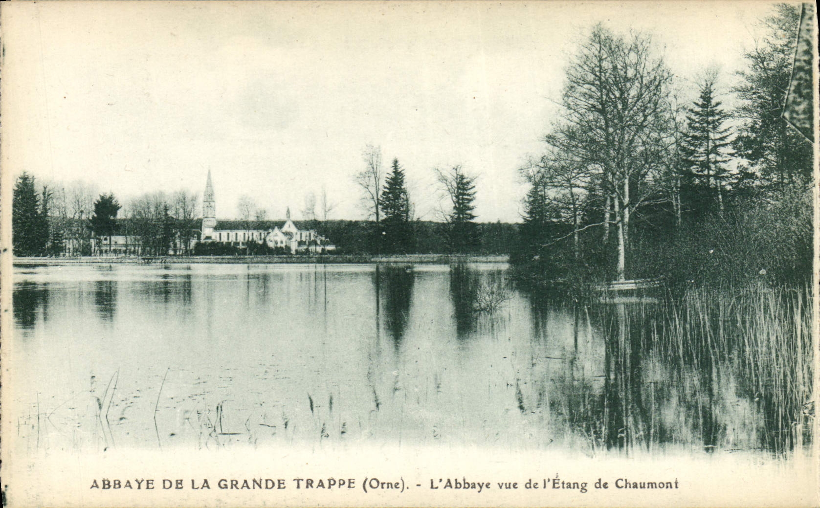 CPA Abbaye De La Grande Trappe L'abbaye vue de l'etang de Chaumont