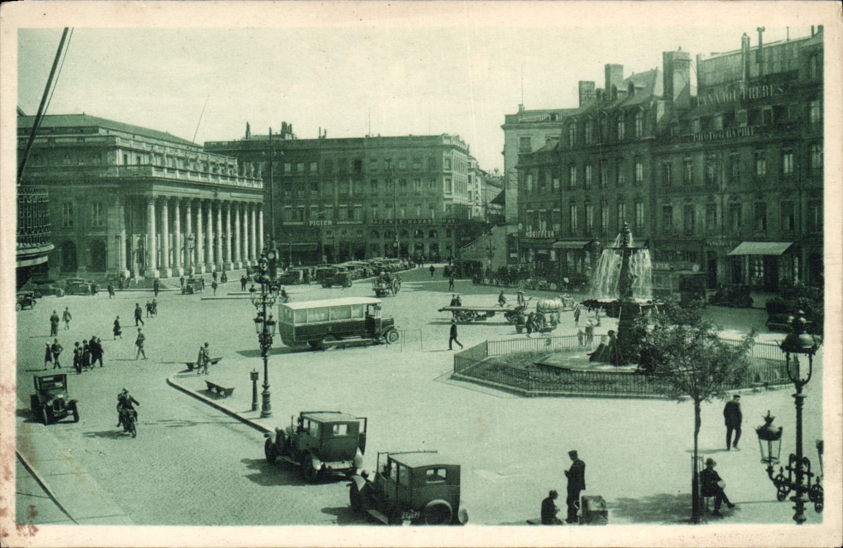 CPA Bordeaux La Place de la Comedie