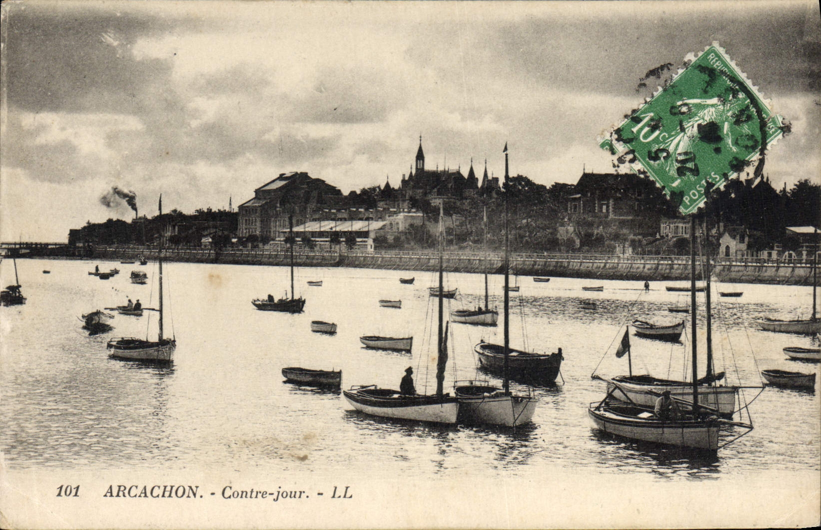 VINTAGE POSTCARD Arcachon Against Boats Day