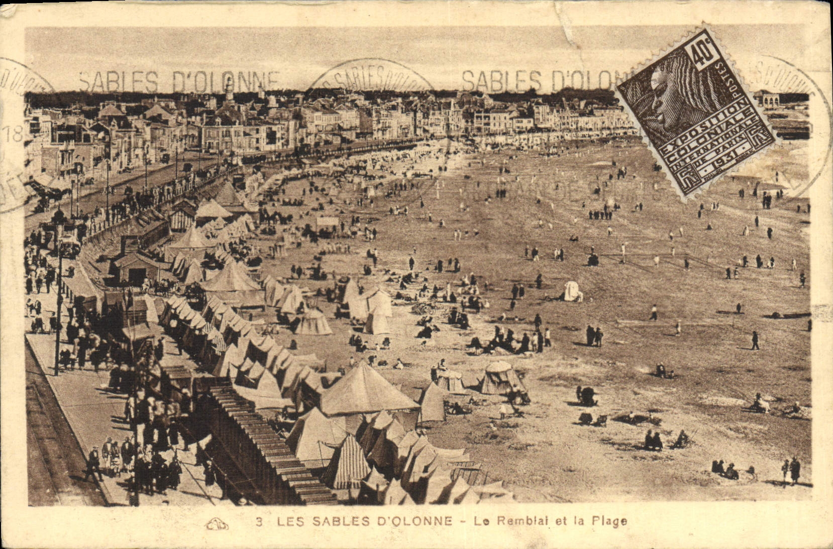 CPA Les Sables d'Olonne Le Remblai et la Plage