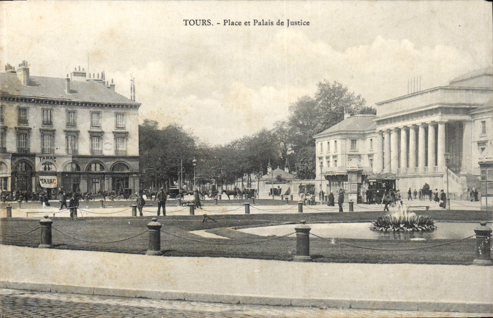VINTAGE POSTCARD Tours Place and Law courts