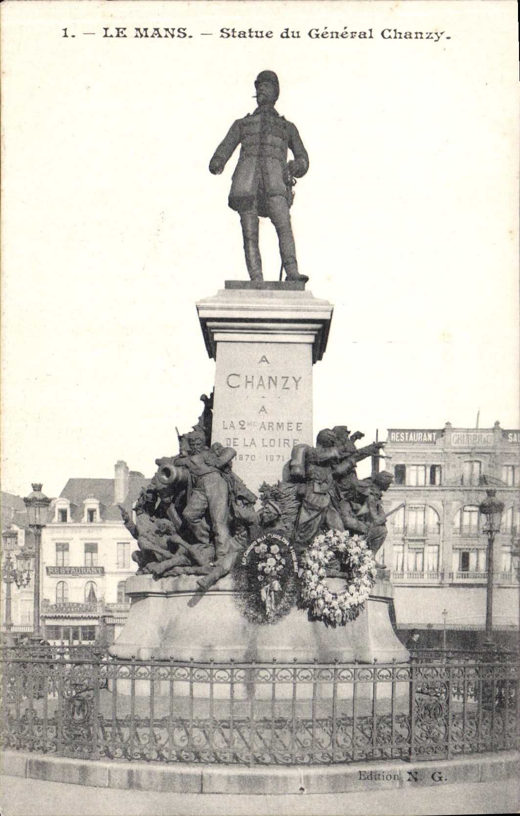 CPA Le Mans Statue du General Chanzy Militaria