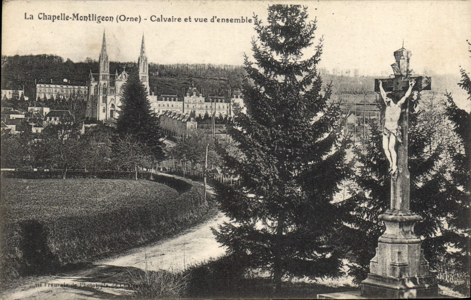 CPA La Chapelle Montligeon Calvaire et Vue d'ensemble