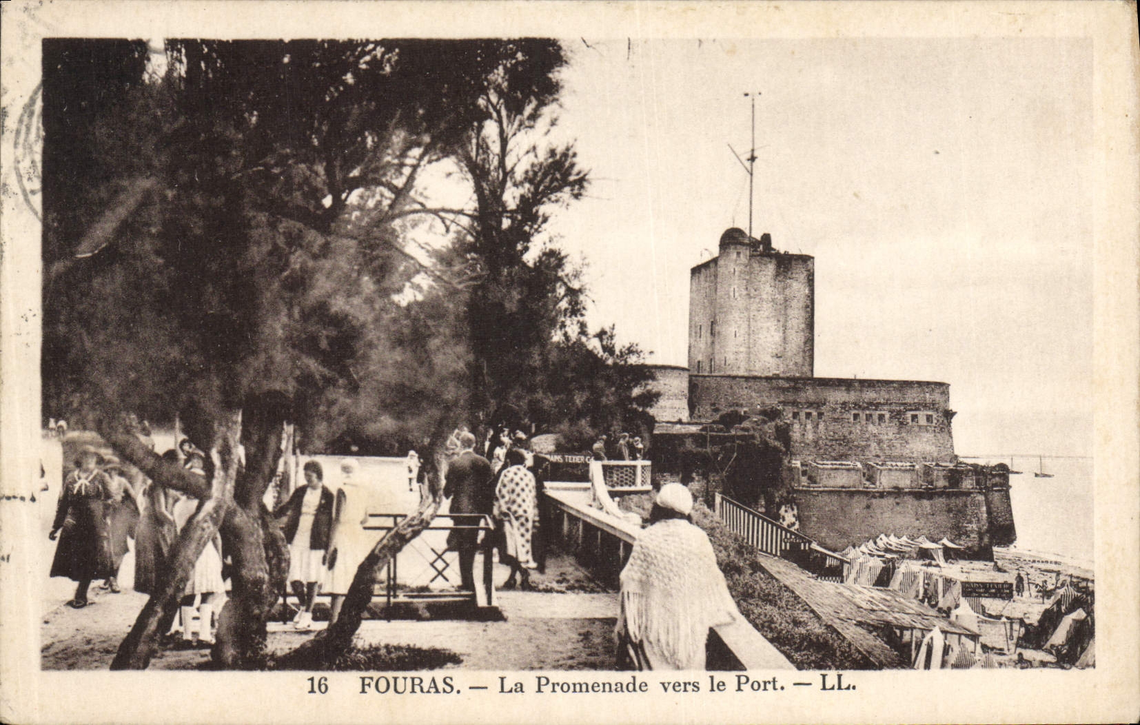 CPA Fouras La Promenade Vers le Port