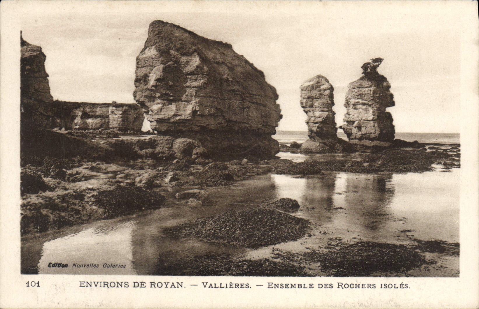 VINTAGE POSTCARD Environs De Royan Vallieres Ensemble Of the Rocks insulate