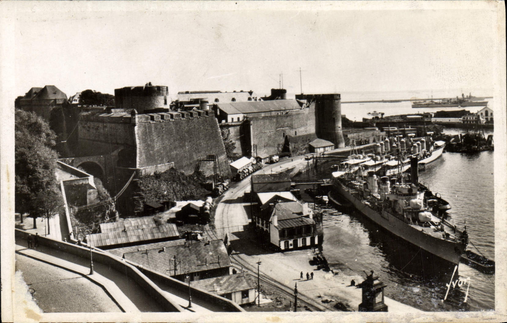 VINTAGE POSTCARD Brest the Castle and the Roads Boat