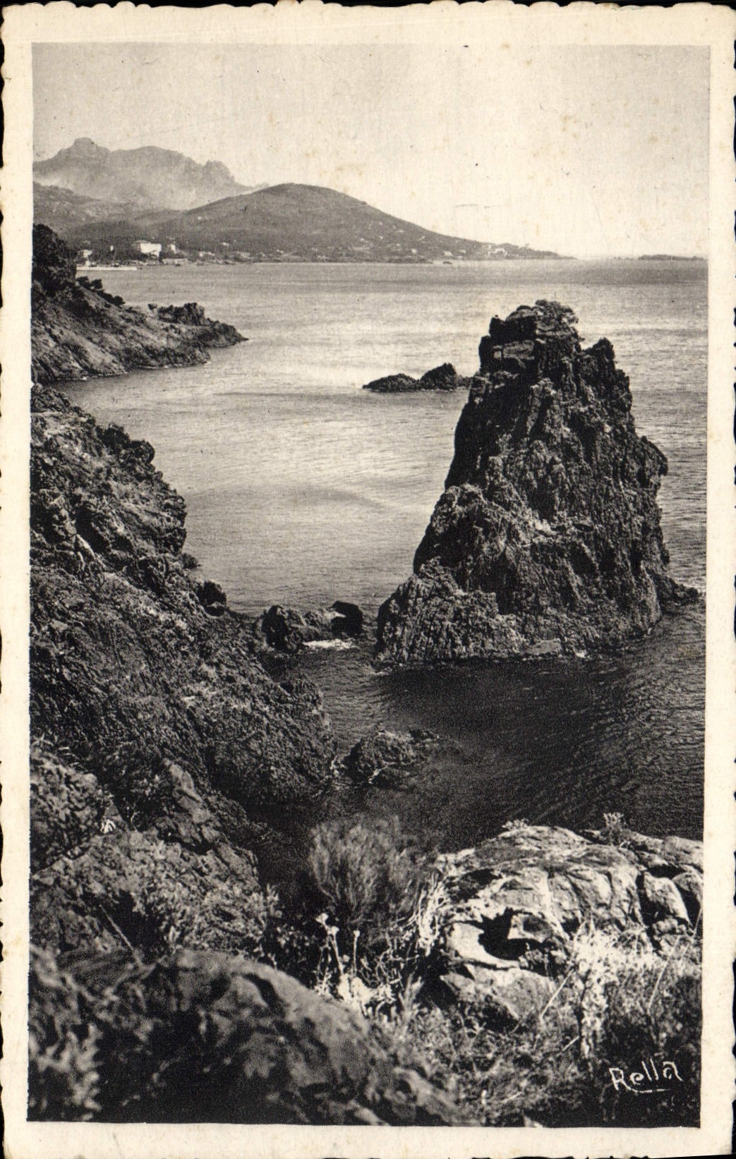 VINTAGE POSTCARD Agay Dramont the rock says the cathedral