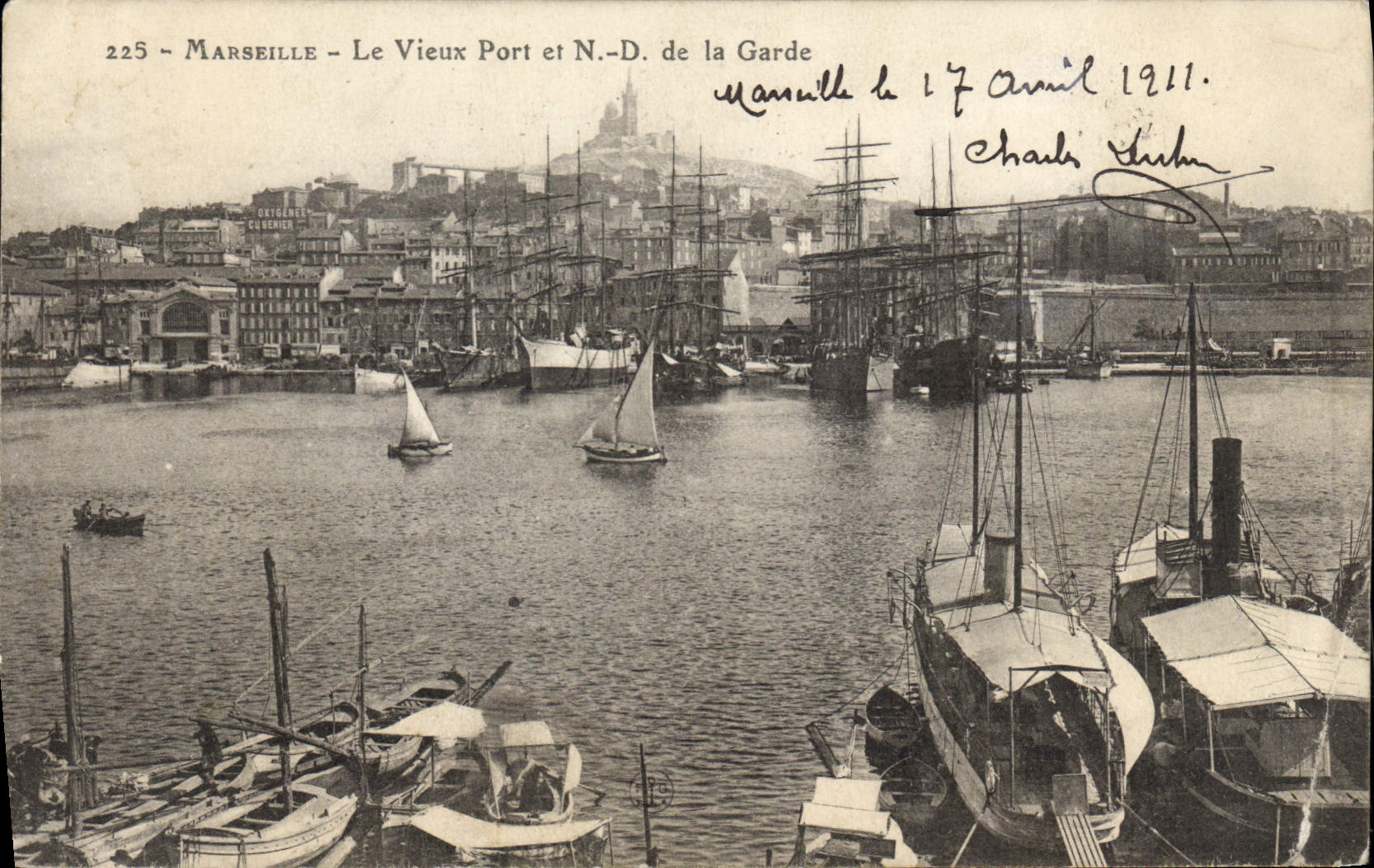 CPA Marseille Le Vieux Port et Notre Dame de la Garde Bateaux