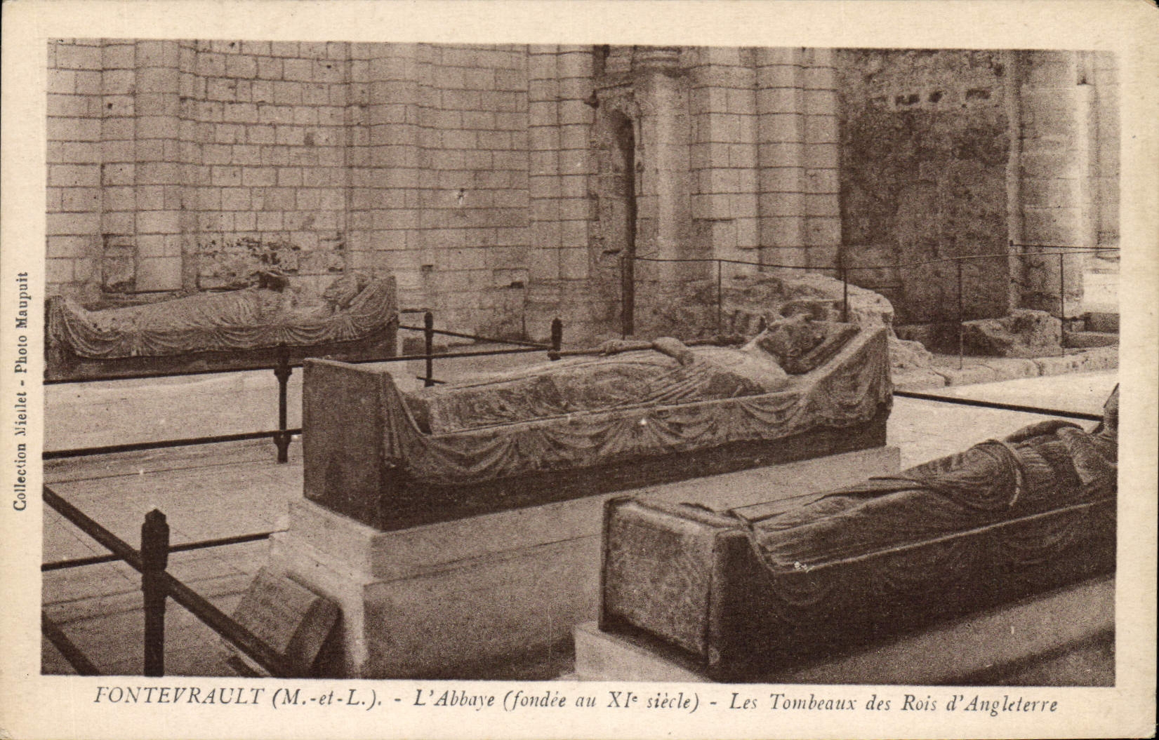 CPA Fontevrault L'Abbaye Les Tombeaux des Rois d'Angleterre