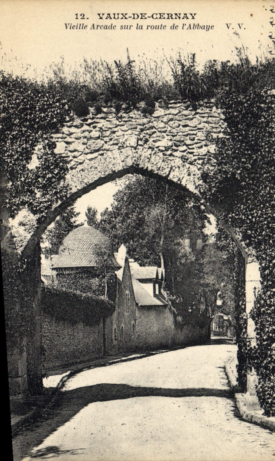 CPA Abbaye des Vaux de Cernay Vieille arcade sur la route de l'abbaye
