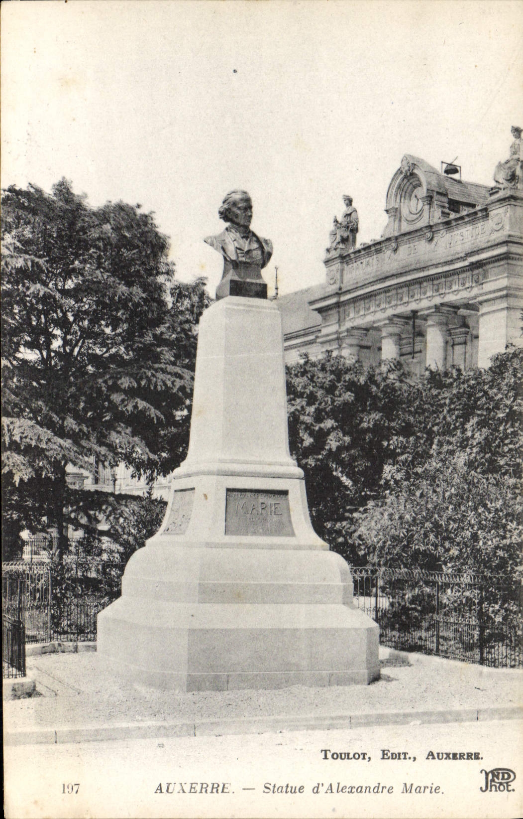 CPA Auxerre Statue d'Alexandre Marie