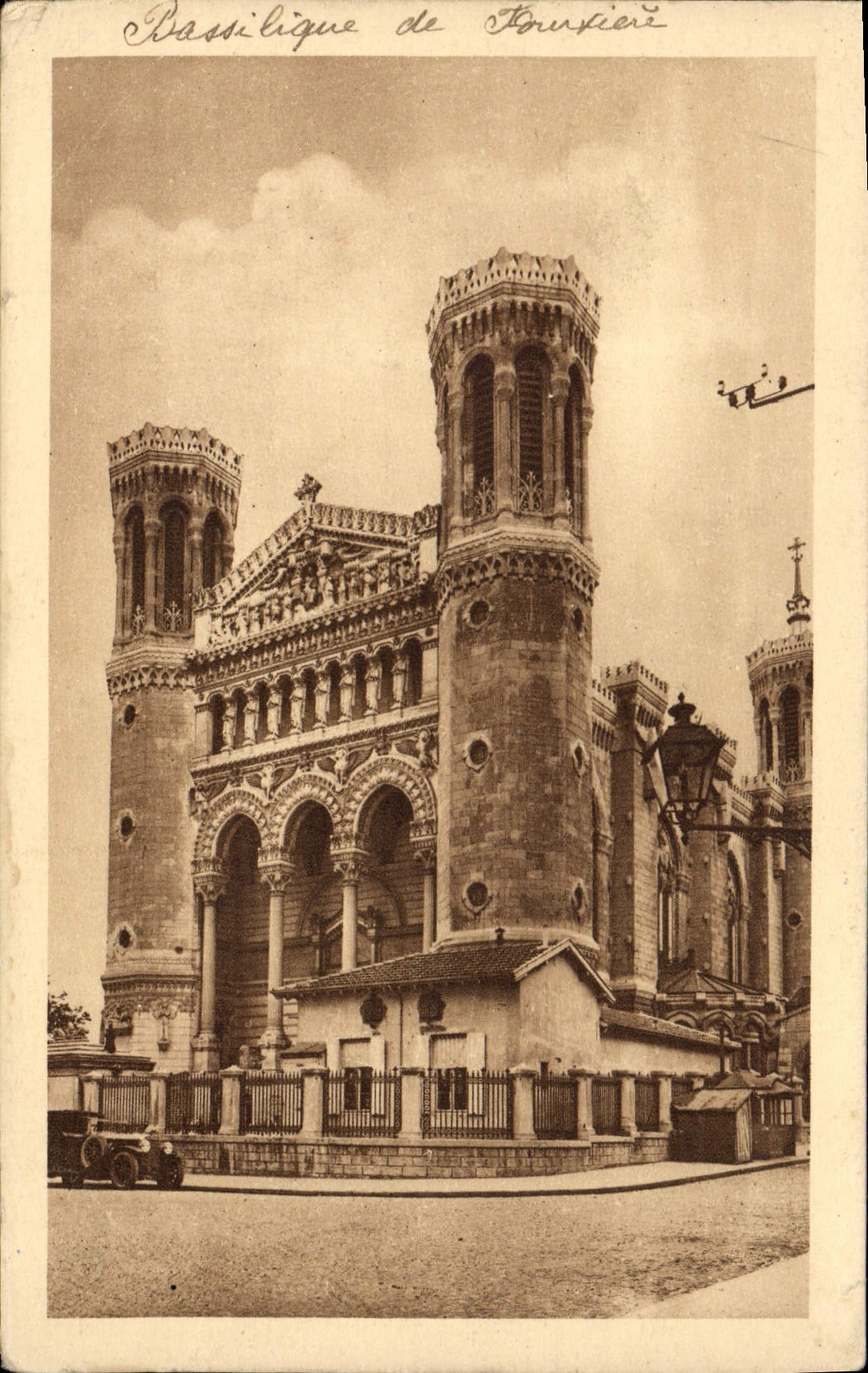 CPA Lyon La Basilique de Notre Dame de Fourviere