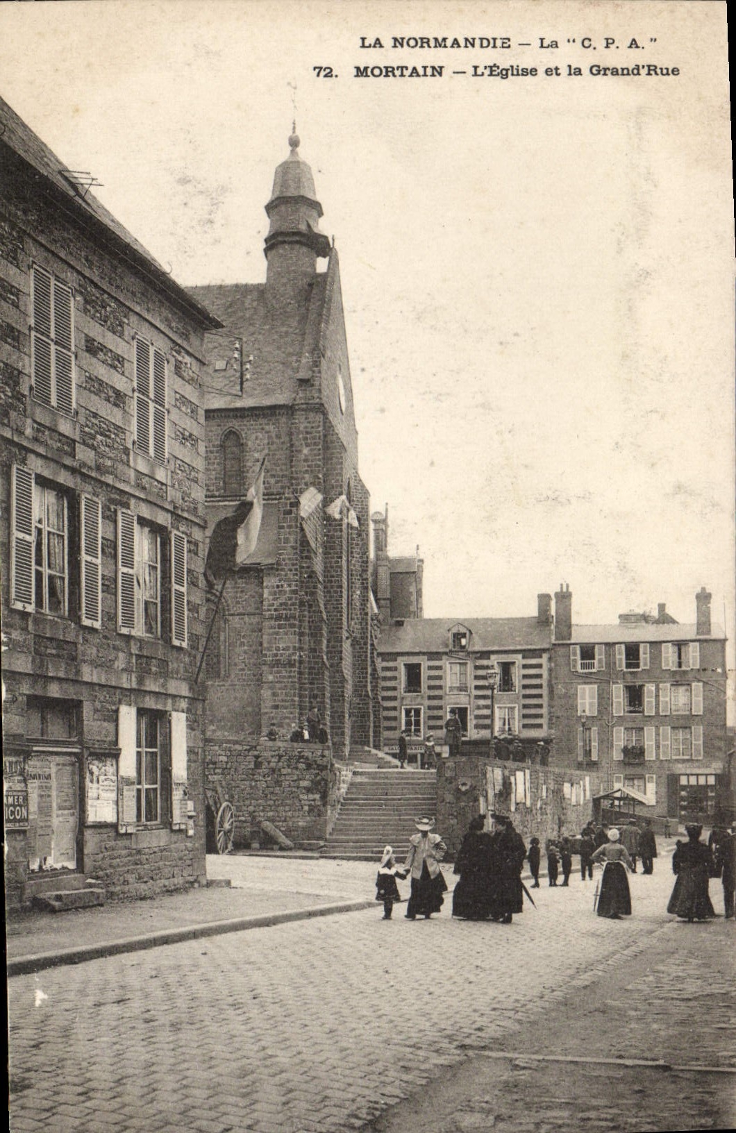 CPA Mortain L'Eglise et la Grand Rue