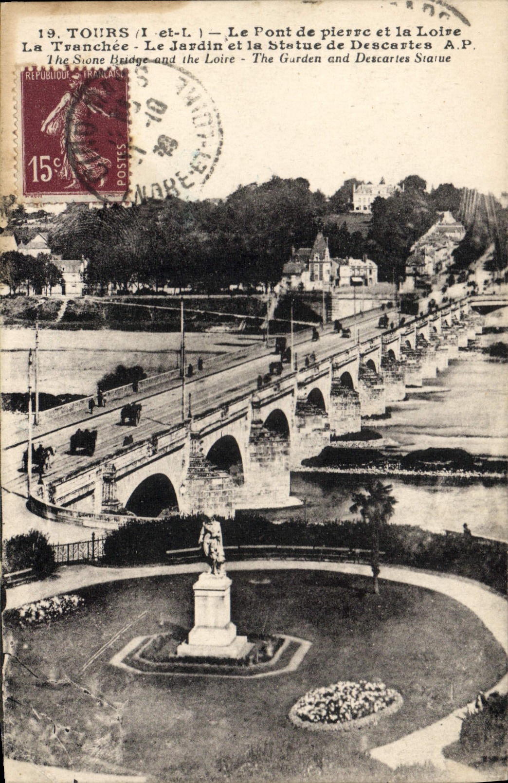 CPA Tours Le Pont de Pierre et la Loire La tranchee Le jardin et la statue de Descartes