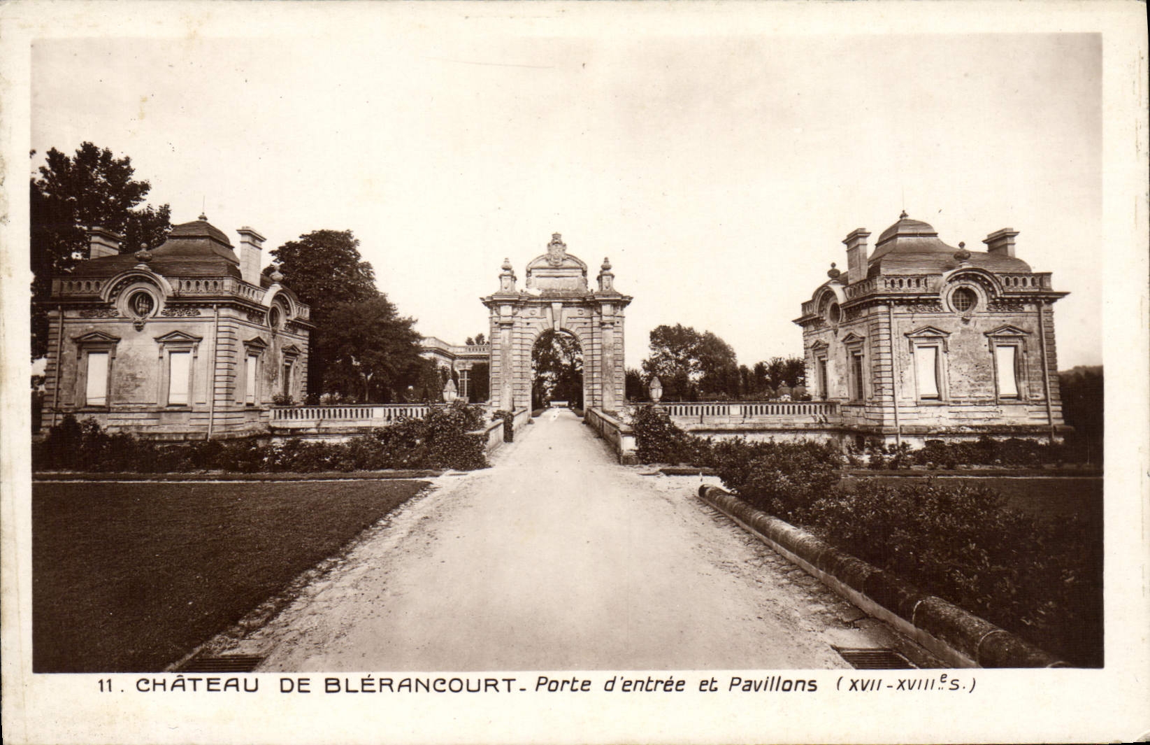 VINTAGE POSTCARD Castle De Blerancourt Main door and houses