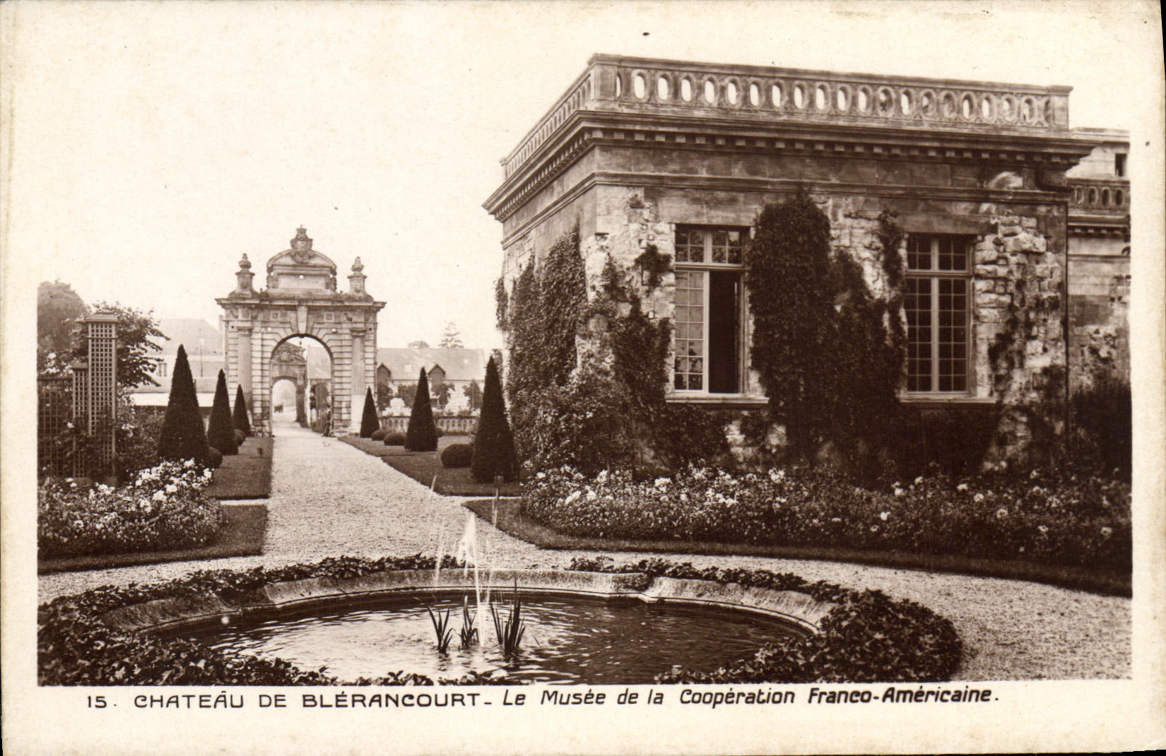 VINTAGE POSTCARD Castle De Blerancourt the museum of the Free American co-operation