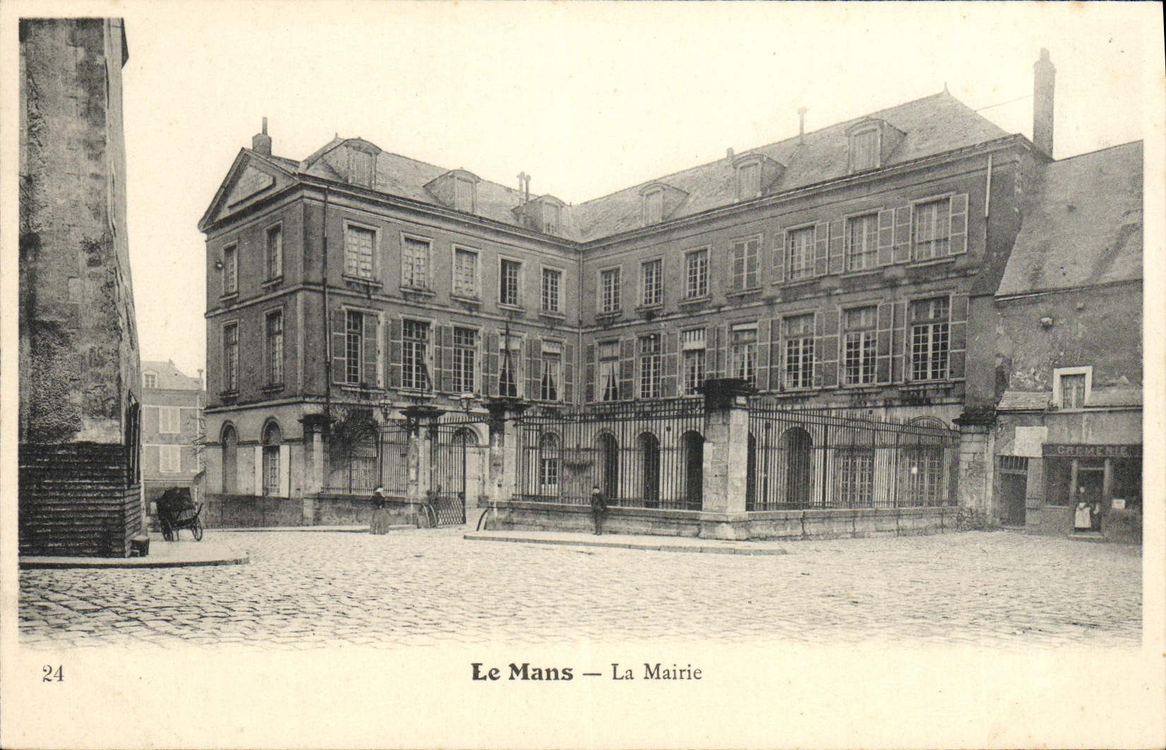 VINTAGE POSTCARD Mans the Town hall