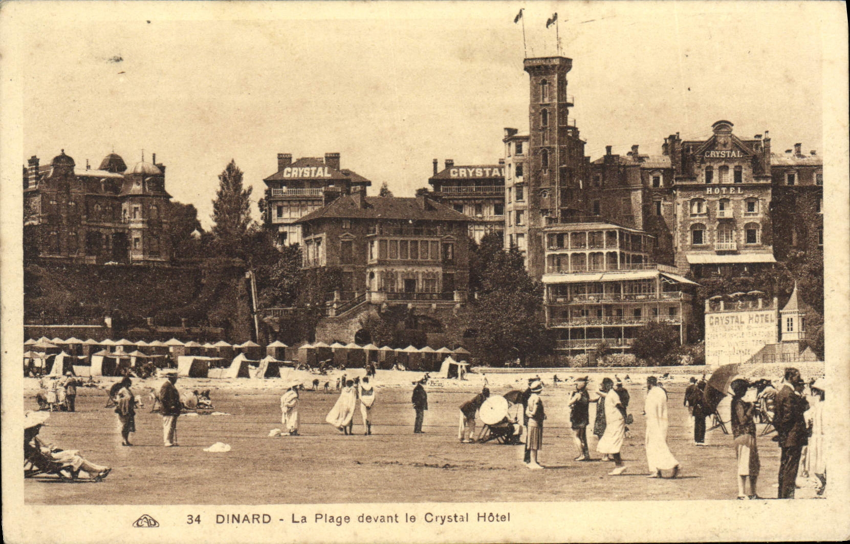 CPA Dinard La Plage Devant Le Crystal Hotel