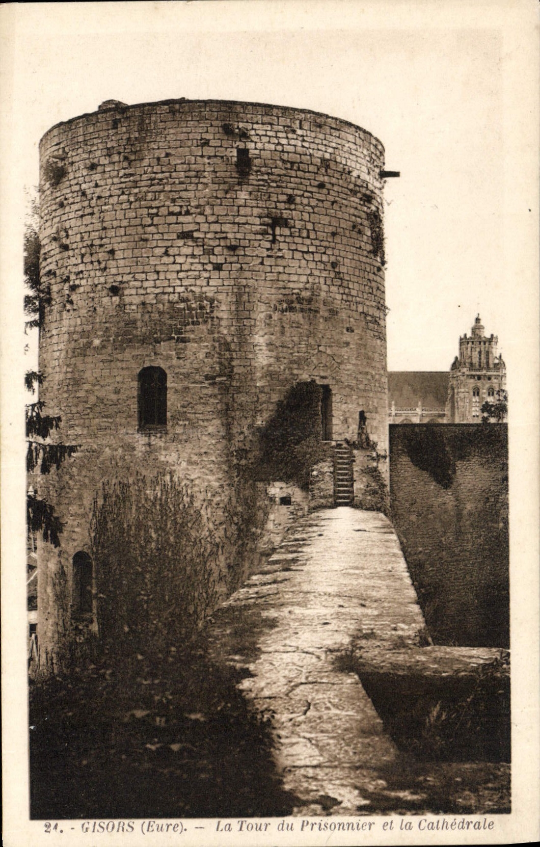 VINTAGE POSTCARD Gisors the Tower Of the Prisoner and the cathedral