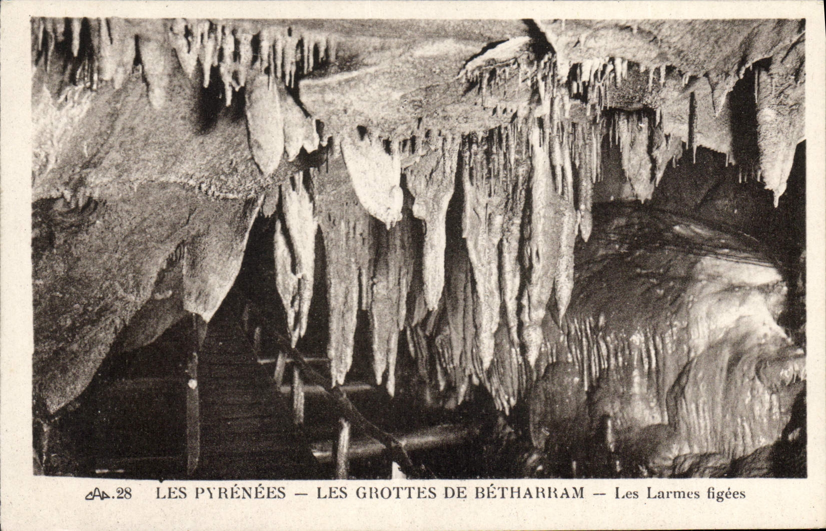 VINTAGE POSTCARD the Pyrenees the Caves De Betharram Fixed Tears