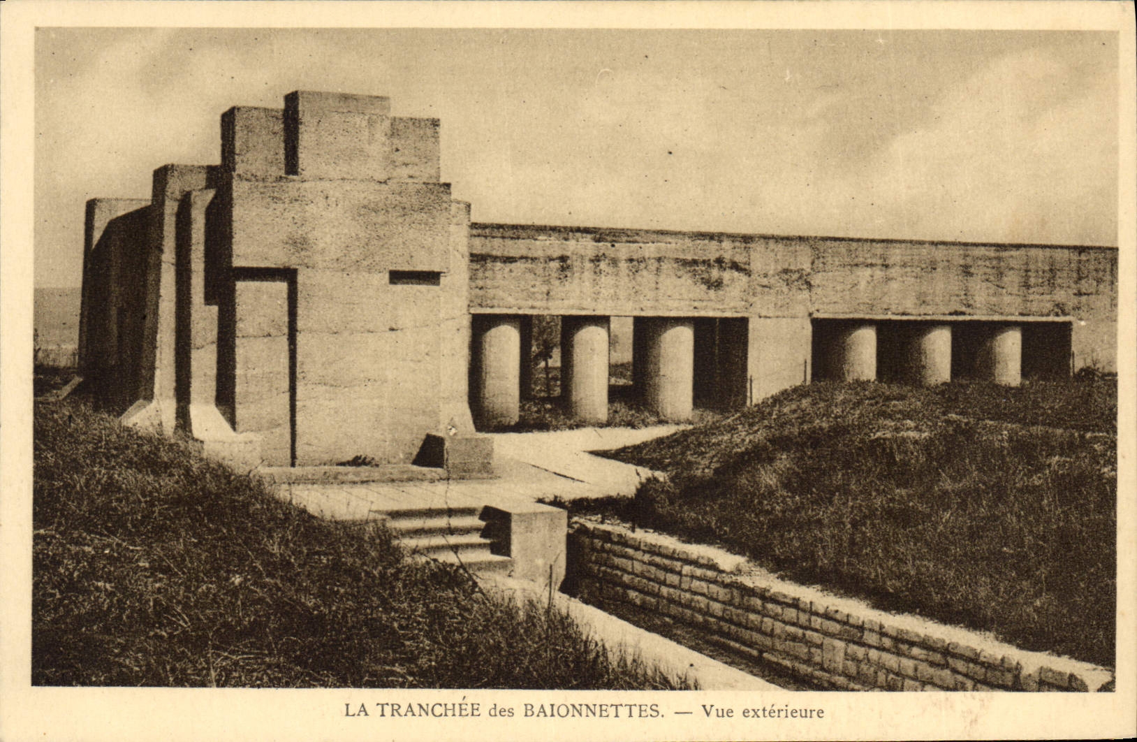 VINTAGE POSTCARD the Trench Of the Bayonets Seen External Militaria