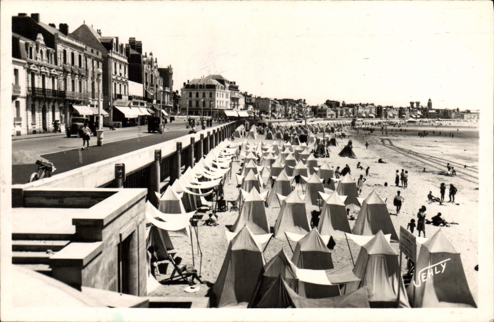 POSTAL MODERNA playa y terraplén de Sables d'Olonne