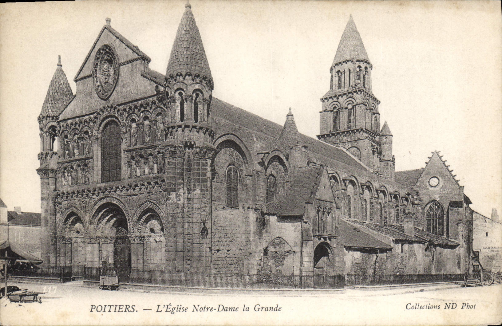 CPA Poitiers L'Eglise Notre Dame La Grande
