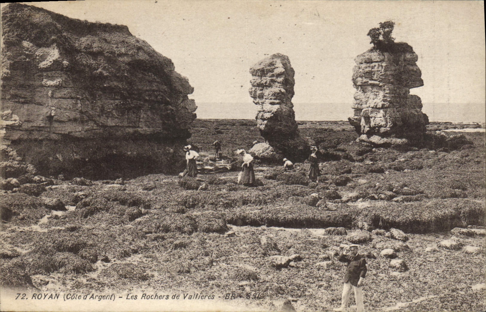 VINTAGE POSTCARD Royan the Rocks De Vailleres